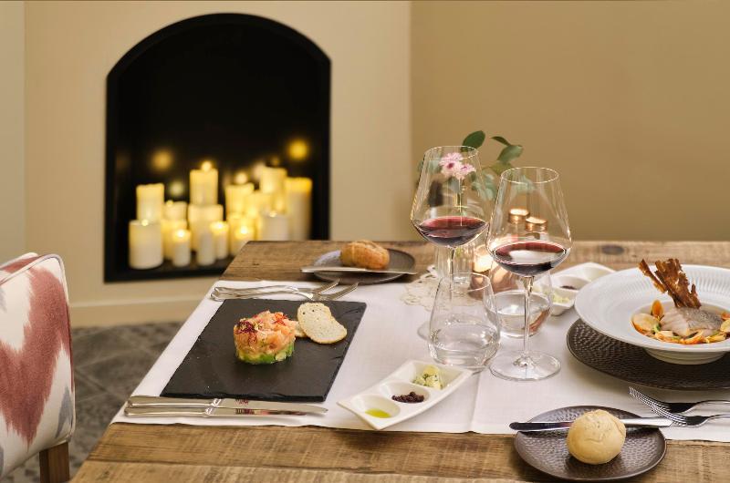 Hotel Antigua Palma - Casa Noble ภายนอก รูปภาพ A dinner table at the restaurant